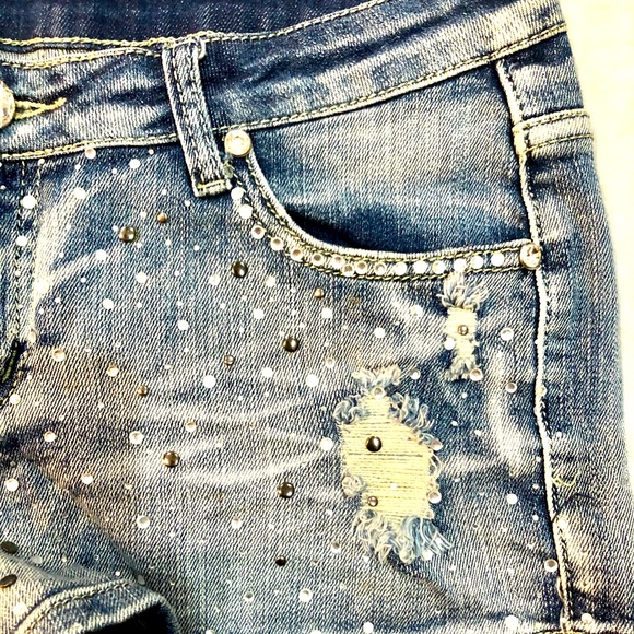 MACHINE POUR NEUF MODE Womens/junior Distressed Embellished Jean shorts sizeL - Picture 8 of 13